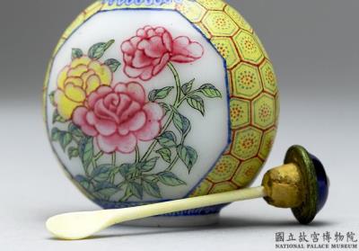 图片[2]-Glass-body painted enamel snuff bottle with a floral design, Qing dynasty, Qianlong reign (1736-1795)-China Archive